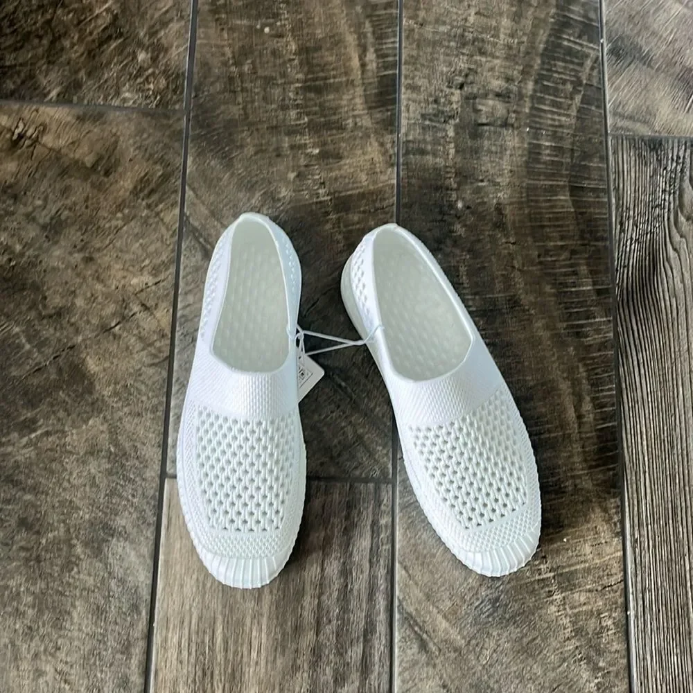 Nwt Layer 8 white slipon outdoor flats